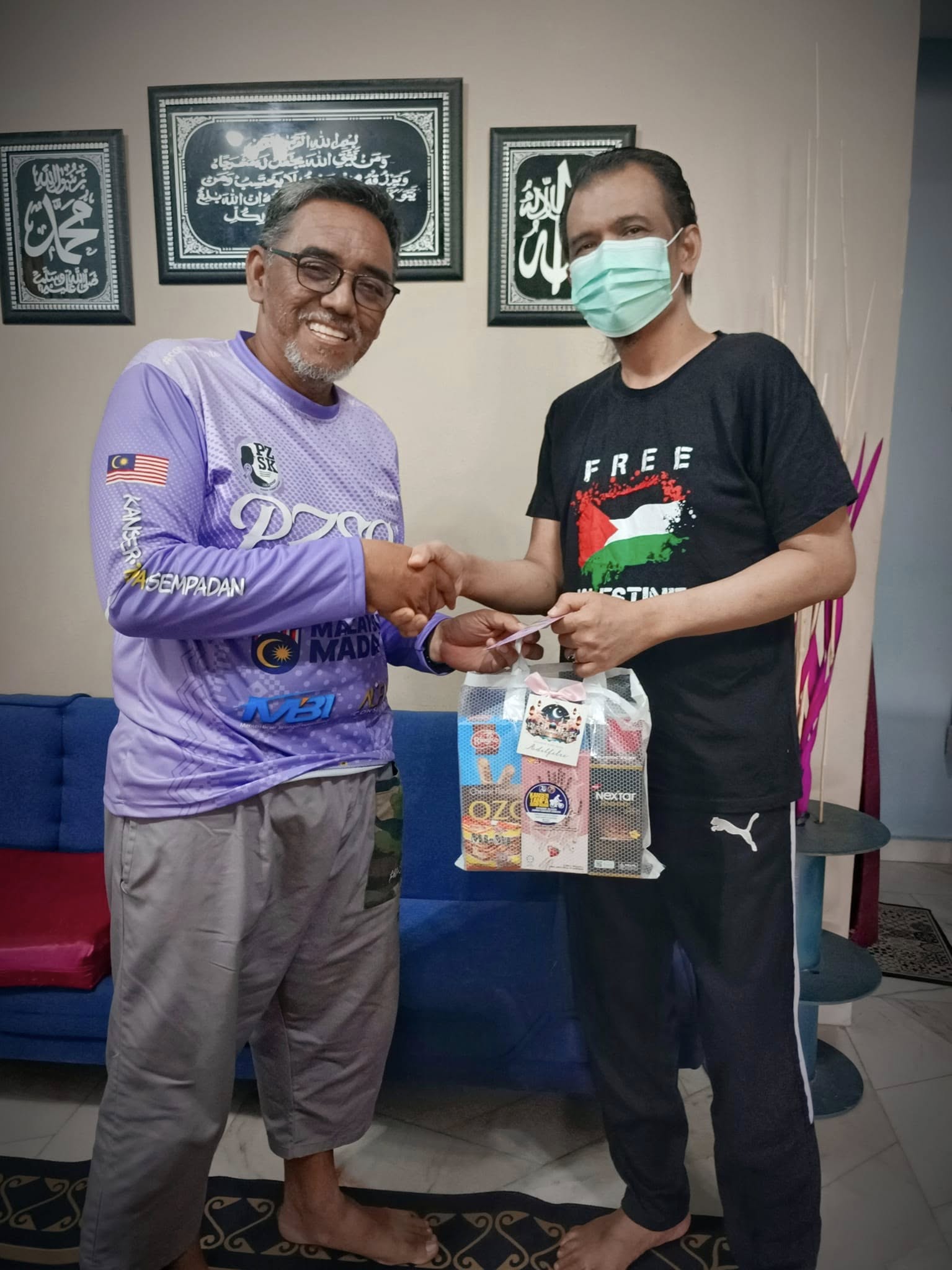 Aktiviti menyampaikan bantuan